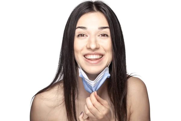 Menina Feliz Puxando Máscara Facial Médica Retrato Contra Fundo Branco — Fotografia de Stock