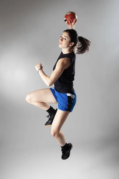 Handbalspeler Poseren Lichtgrijze Achtergrond Meisje Springen Met Bal — Stockfoto