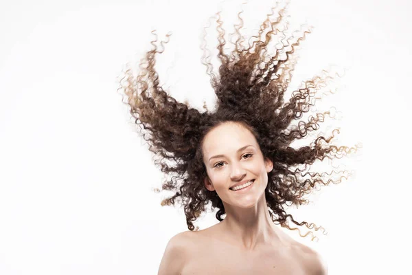 Menina Morena Bonita Com Cabelos Longos Encaracolados Retrato Estúdio Feliz — Fotografia de Stock