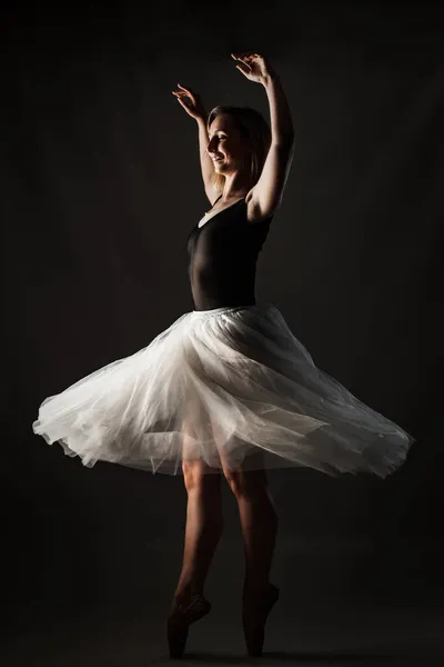 Bailarina Com Vestido Branco Top Preto Posando Fundo Cinza — Fotografia de Stock