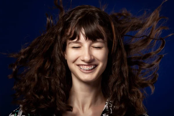 Hermosa Joven Posando Estudio Sobre Fondo Azul Oscuro Sonriendo Con —  Fotos de Stock