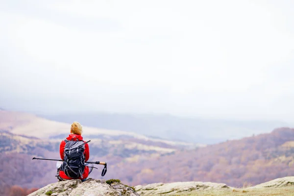 Caminhante Menina Descansando Uma Rocha Nas Montanhas Dia Ventoso Viagens — Fotografia de Stock