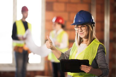 İşçi, yatırımcı, müfettiş ya da mimar onaylıyor. İnşaat mühendisleri olay yerinde. Mutlu ifade