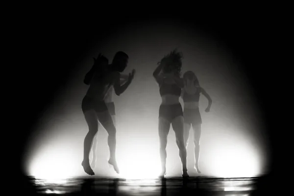 Bailarines Ballet Modernos Saltando Bailando Desenfoque Movimiento Humo Aire — Foto de Stock