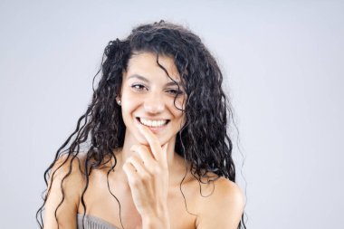 Uzun ıslak saçlı güzel esmer kız, stüdyo portresi.