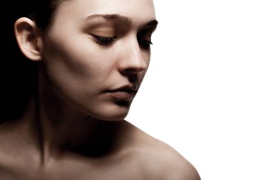 Beyaz arka plana karşı güzel bir genç kadının stüdyo portresi.