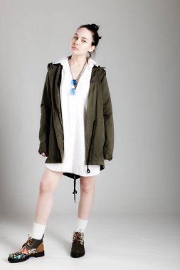 Havalı giysileri olan genç bir kadının tüm vücudu..