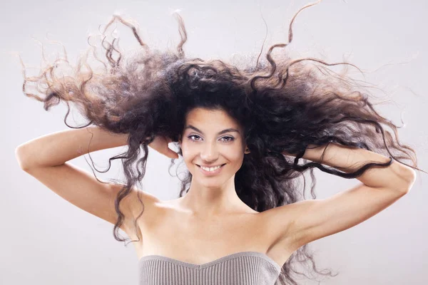 Hermosa Chica Morena Con Pelo Rizado Largo Aire Retrato Estudio — Foto de Stock