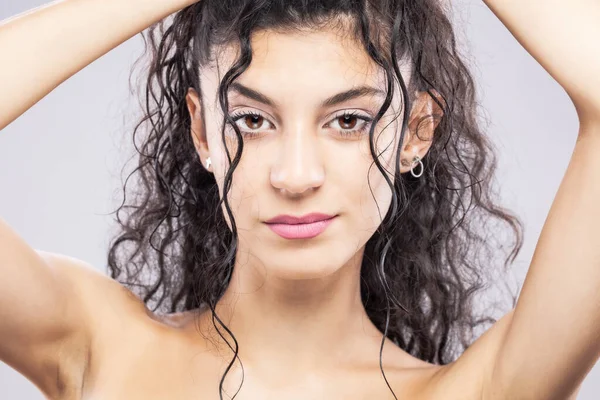 Krásná Brunetka Dlouhými Mokrými Vlasy Studiový Portrét Výraz Vážné Tváře — Stock fotografie