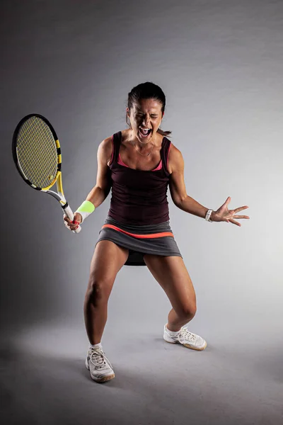 职业女子网球选手 快乐的女孩手里拿着球拍尖叫 — 图库照片