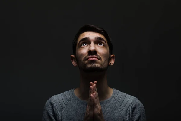 Imagen Joven Serio Confiado Rezando Cuarto Oscuro Lit Desde Arriba — Foto de Stock