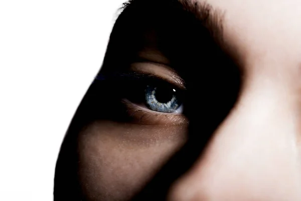 Nahaufnahme Eines Augenstudioporträts Mit Dunklen Schatten Einer Schönen Jungen Frau — Stockfoto