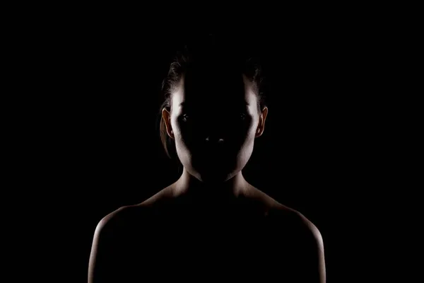 Lado Iluminado Silueta Retrato Una Hermosa Mujer Joven Contra Fondo — Foto de Stock