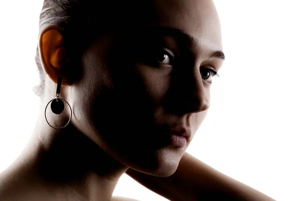 Estúdio Escuro Retrato Uma Bela Jovem Mulher Contra Backgroung Branco — Fotografia de Stock