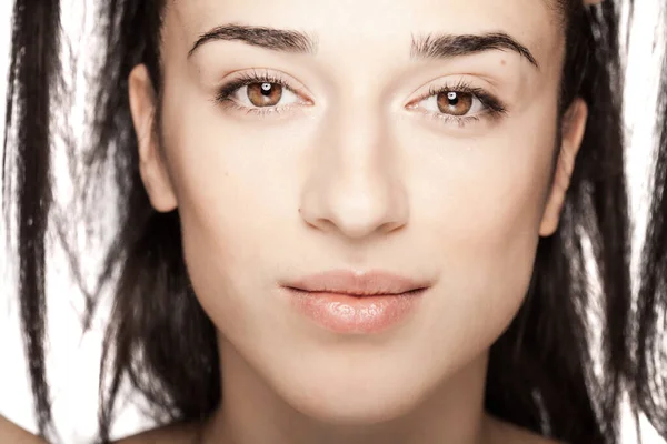 Retrato Estudio Una Hermosa Chica Joven Contra Fondo Blanco Mirando —  Fotos de Stock