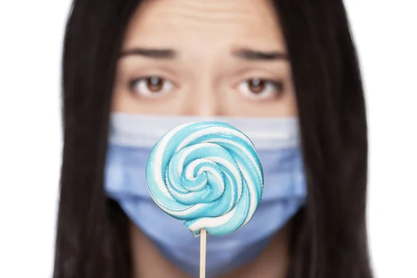 Droevig Meisje Met Haar Mond Bedekt Met Medische Gezichtsmasker Houden — Stockfoto