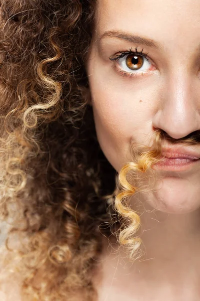 Belle Fille Brune Avec Longs Cheveux Bouclés Imiter Les Moustaches — Photo
