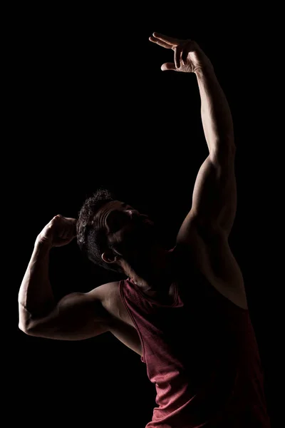 Sílhueta Homem Caucasiano Musculoso Com Iluminação Lateral Atleta Camisa Vermelha — Fotografia de Stock