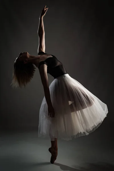 Bailarina Com Vestido Branco Top Preto Posando Fundo Cinza — Fotografia de Stock