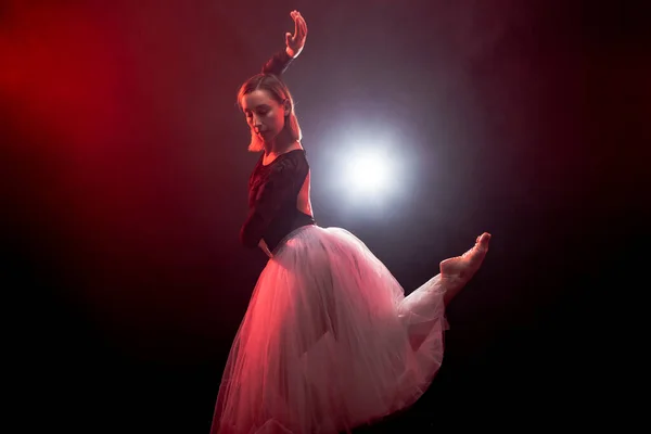 Bailarina Com Vestido Branco Top Preto Posando Fundo Fumaça Vermelha — Fotografia de Stock