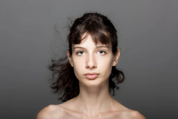 Schöne Junge Mädchen Studioporträt Auf Grauem Hintergrund Blickt Die Kamera — Stockfoto