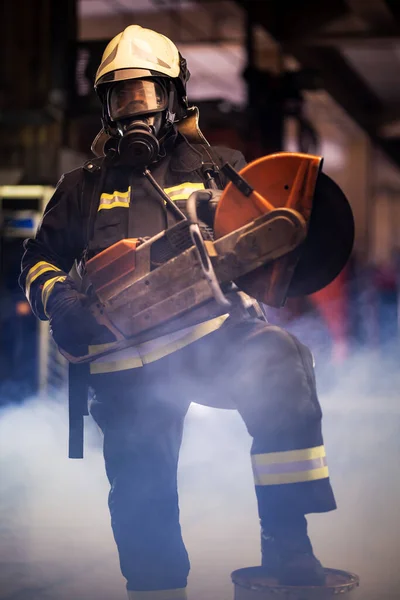 Portret Strażacki Pełnym Wyposażeniem Maską Tlenową Hydraulicznym Narzędziem Tnącym Piłą — Zdjęcie stockowe