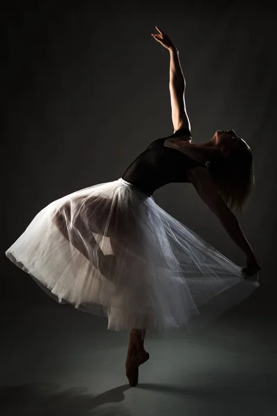 Балерина Белым Платьем Черным Топом Позирует Сером Фоне — стоковое фото