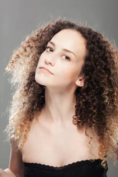 Beautiful Brunette Girl Long Curly Hair Studio Portrait Gray Background — Stock Photo, Image