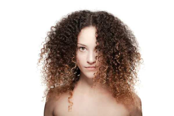 Menina Morena Bonita Com Cabelo Encaracolado Longo Retrato Estúdio Sobre — Fotografia de Stock