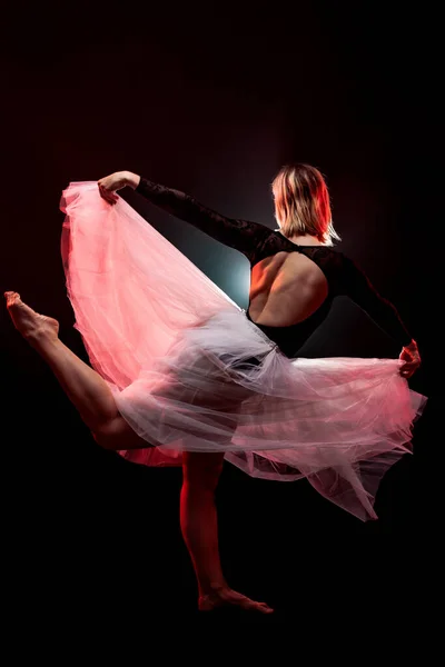 Bailarina Com Vestido Branco Top Preto Posando Fundo Fumaça Vermelha — Fotografia de Stock