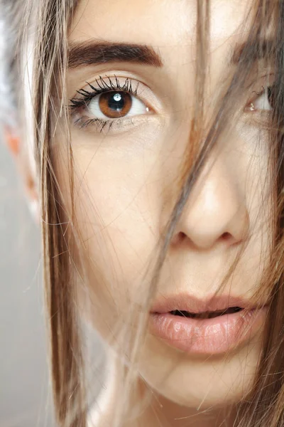 Hermosa Chica Morena Estudio Retrato Expresión Facial Grave — Foto de Stock
