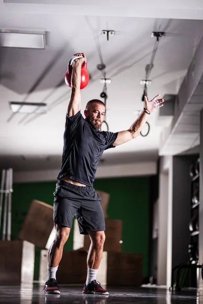 Potencia Del Atleta Muscular Levantando Kettlebell Hombre Haciendo Ejercicio Interior — Foto de Stock