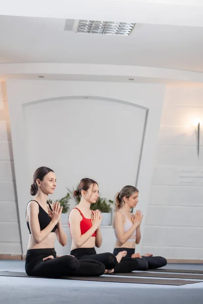 Three Girls Practicing Yoga Yoga Instructor Her Students Meditating Studio — Stock Photo, Image