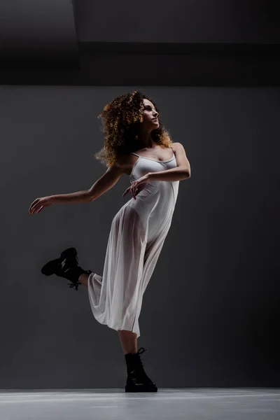 Chica Con Pelo Rizado Haciendo Poses Ballet Bailarina Vestido Blanco — Foto de Stock