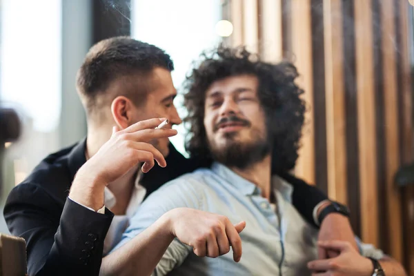 Dos Amigos Abrazándose Café Fumando Cigarrillo — Foto de Stock