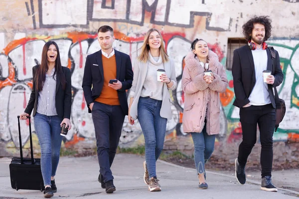 Grupo Pessoas Andando Uma Rua Com Confiança Empresários Mulheres Negócios — Fotografia de Stock