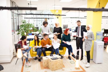 Modern ofis işyerindeki başarılı çoklu etnik gruptan oluşan bir ekip. Çeşitlilik mutluluk ve başarı kavramı.
