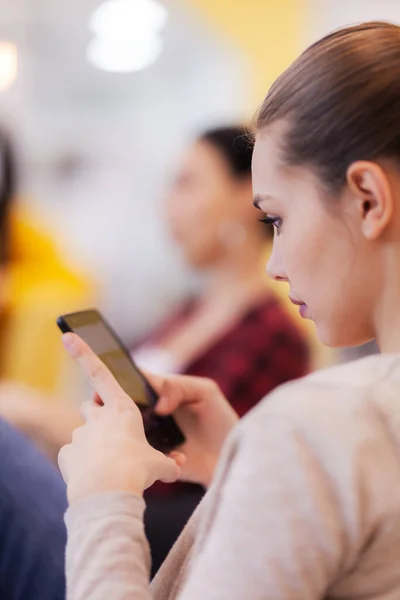 Vacker Flicka Som Använder Telefon Kreativt Möte Med Coleagues — Stockfoto