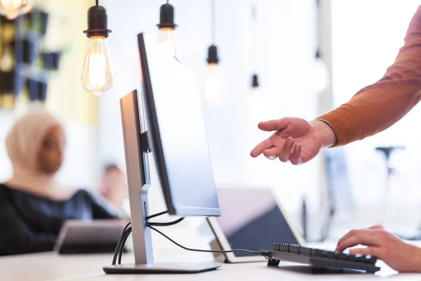 Les Gens Affaires Ont Une Conversation Dans Espace Bureau Coworking Photos De Stock Libres De Droits