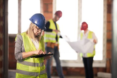 İşçi, yatırımcı, müfettiş ya da tabletli mimar. İnşaat alanı mühendisleri olay yerinde.