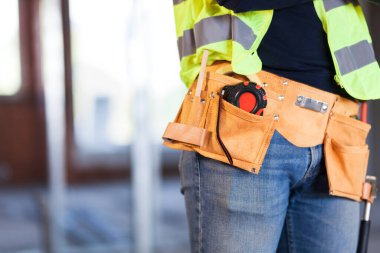 Aletli Velt giyen inşaat işçisi