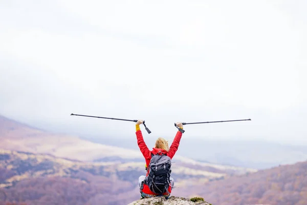 Uma Rapariga Caminhante Sentada Numa Rocha Nas Montanhas Desfrutando Vista — Fotografia de Stock