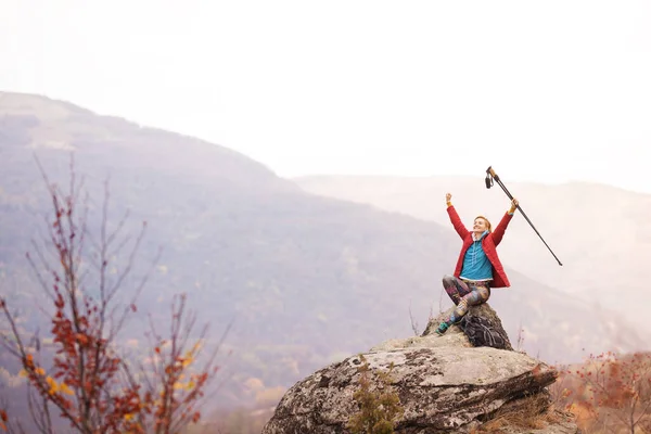 Une Randonneuse Assise Sur Rocher Dans Les Montagnes Bénéficiant Vue — Photo