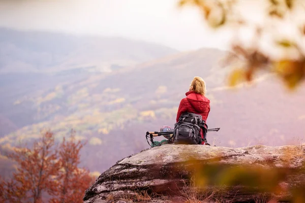 Hiker Girl Taking Rest Rock Mountains Windy Day Travel Healthy — Stock Photo, Image