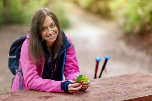 Chica Excursionista Descansando Banco Bosque Mochilero Con Chaqueta Rosa Sosteniendo —  Fotos de Stock