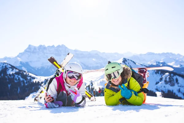 Dwie Przyjaciółki Sprzętem Narciarskim Snowboardowym Śniegu — Zdjęcie stockowe