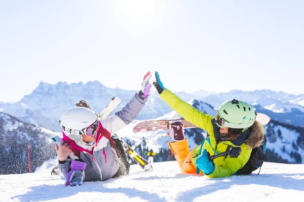 Due Amiche Con Attrezzatura Sci Snowboard Che Divertono Cinque Con — Foto Stock