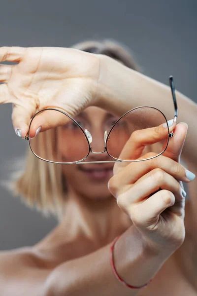 Retrato Moda Menina Bonita Segurando Óculos Nas Mãos — Fotografia de Stock