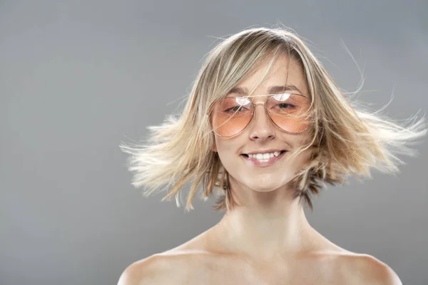 Mooi Meisjesportret Brillen Golvend Haar — Stockfoto