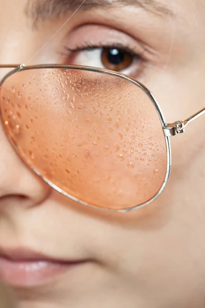 Hermosa Chica Retrato Moda Usar Gafas Húmedas Con Gotas Agua — Foto de Stock